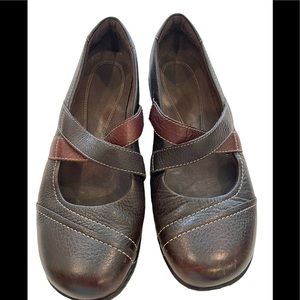 CLARKS BENDABLE DARK BROWN MARY JANE FLATS, SIZE 9 1/2 M
